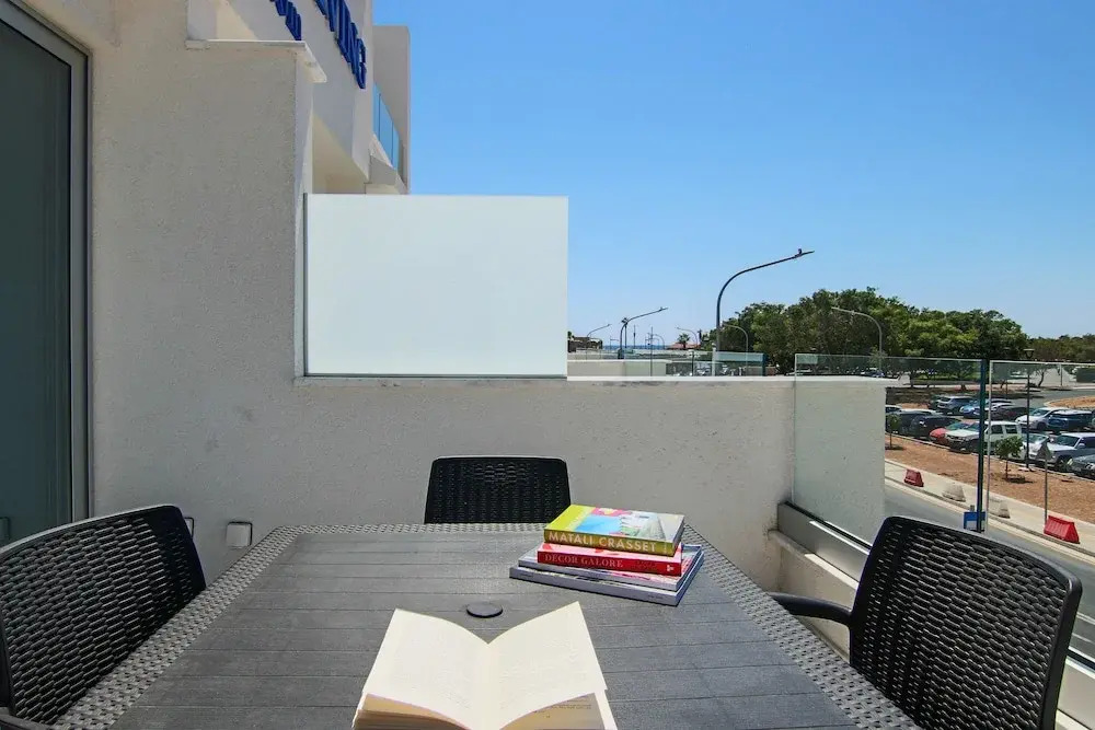 Phaedrus Living: Seaside Luxury Flat Harbour 109