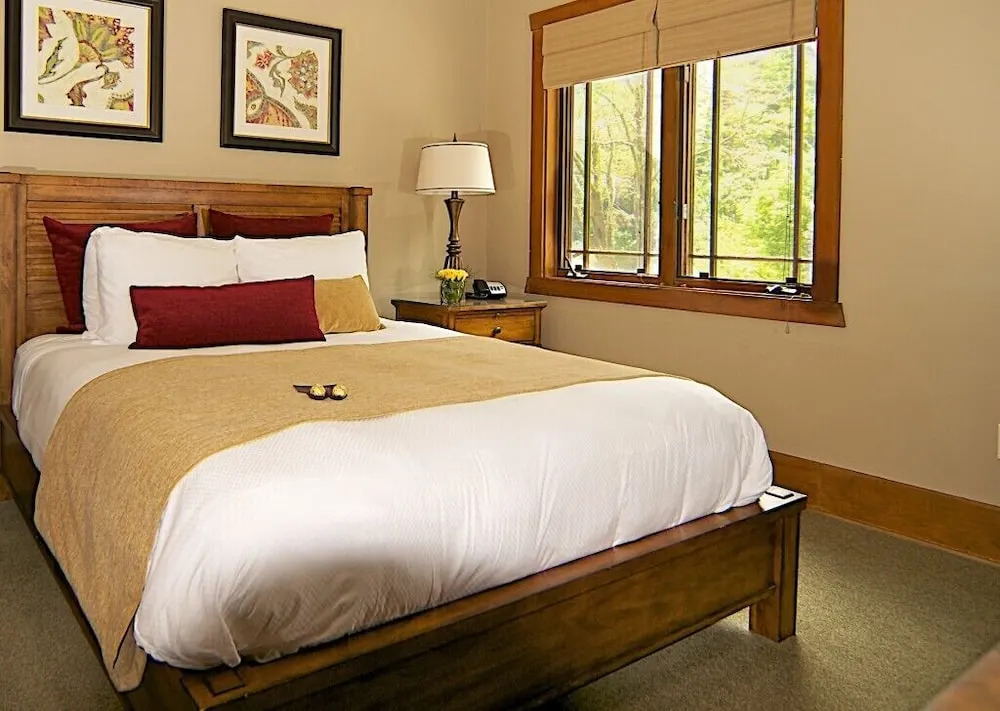 The Esmeralda Inn at Lake Lure