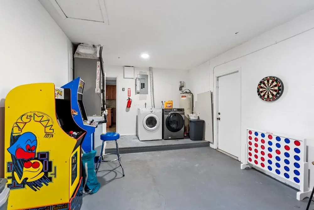 4BR With Private Pool and Game Room - Prime Location
