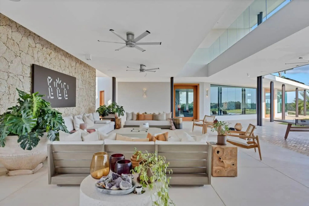 Modern 7BR Villa w Stunning Views of Golf Course
