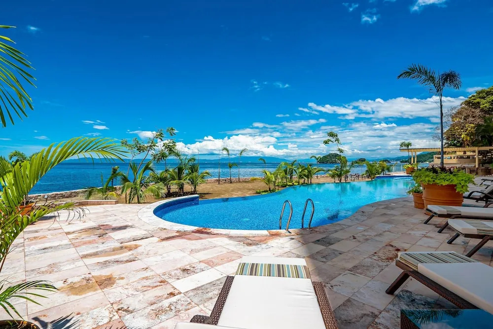 Stunning Oceanfront Apartment With Breathtaking Views and Luxurious Amenities