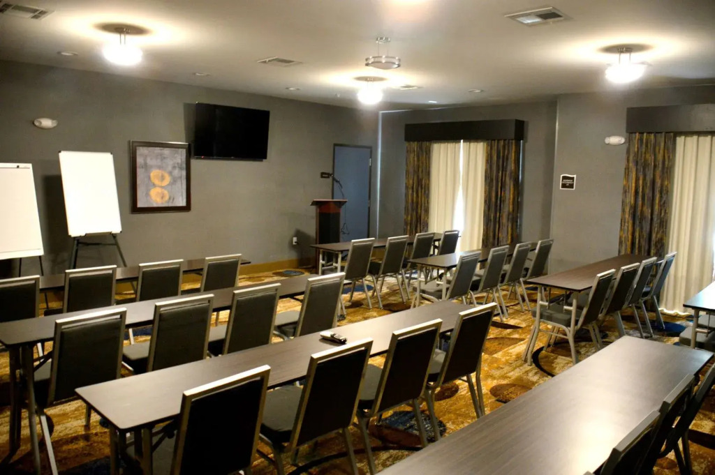 Del-Mar Airport Inn & Suites
