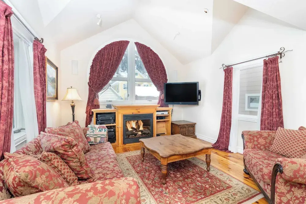 Hruza Hideout by Avantstay Walkable Location + Free Ski Shuttle, Mountain View