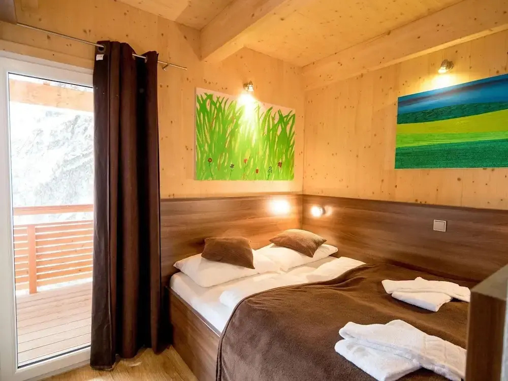 Lush Chalet With hot tub