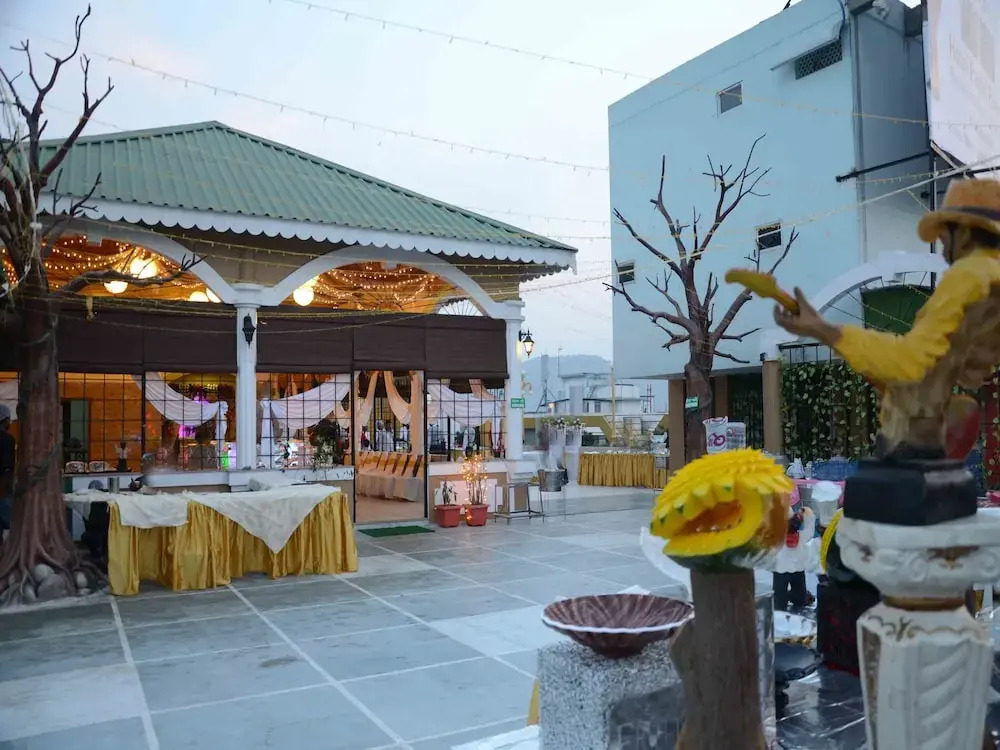 OYO 5332 Hotel Parnil Palace 1