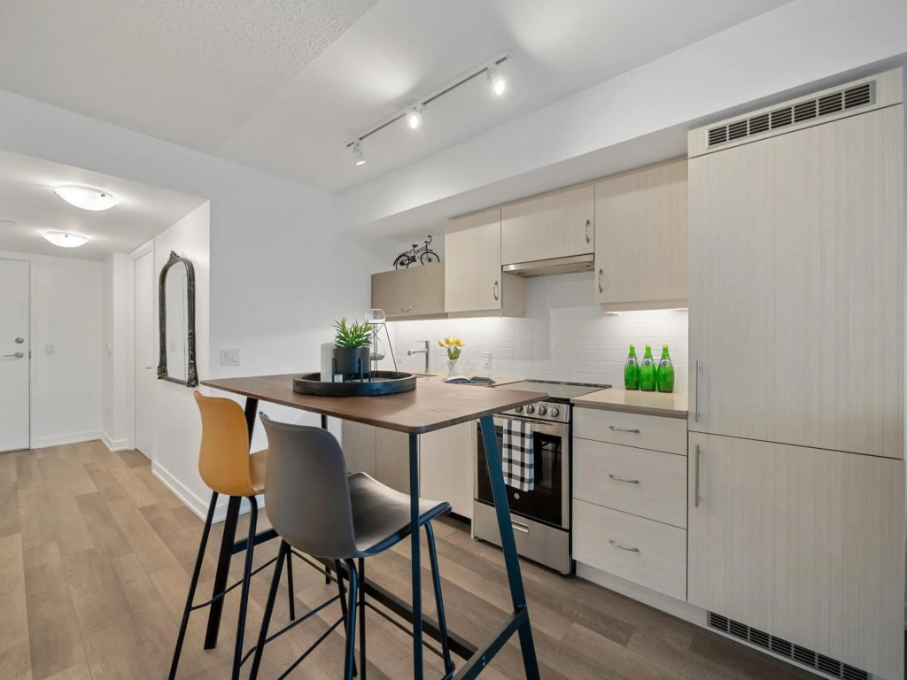 Sleek 1BR + office Condo - CN Tower/Skyline view
