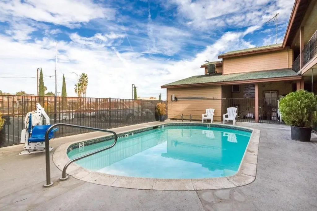 Hotel Avenida Victorville I 15