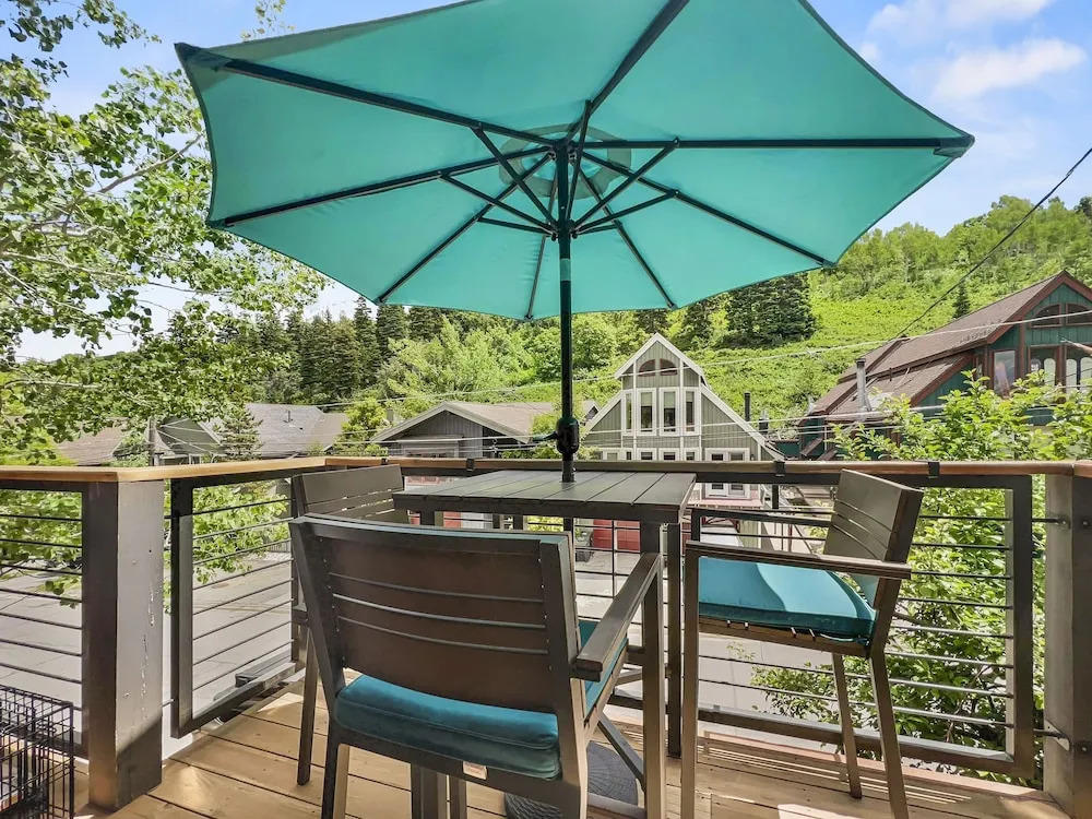 136 Top Of Main! Secret Daly Hideaway W/ Hot Tub! Walk To Main Street! 4 Bedroom Home by RedAwning