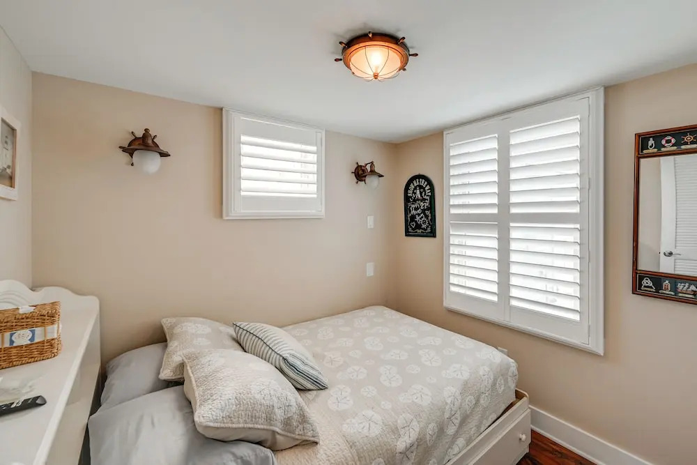 Walk to Bay Village, Beaches & More! Cozy Cottage