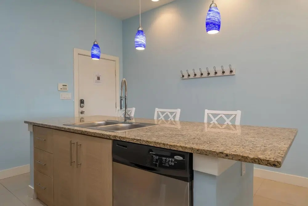 Casual Condo Near Beach w/ Pools, hot tub & Grill!
