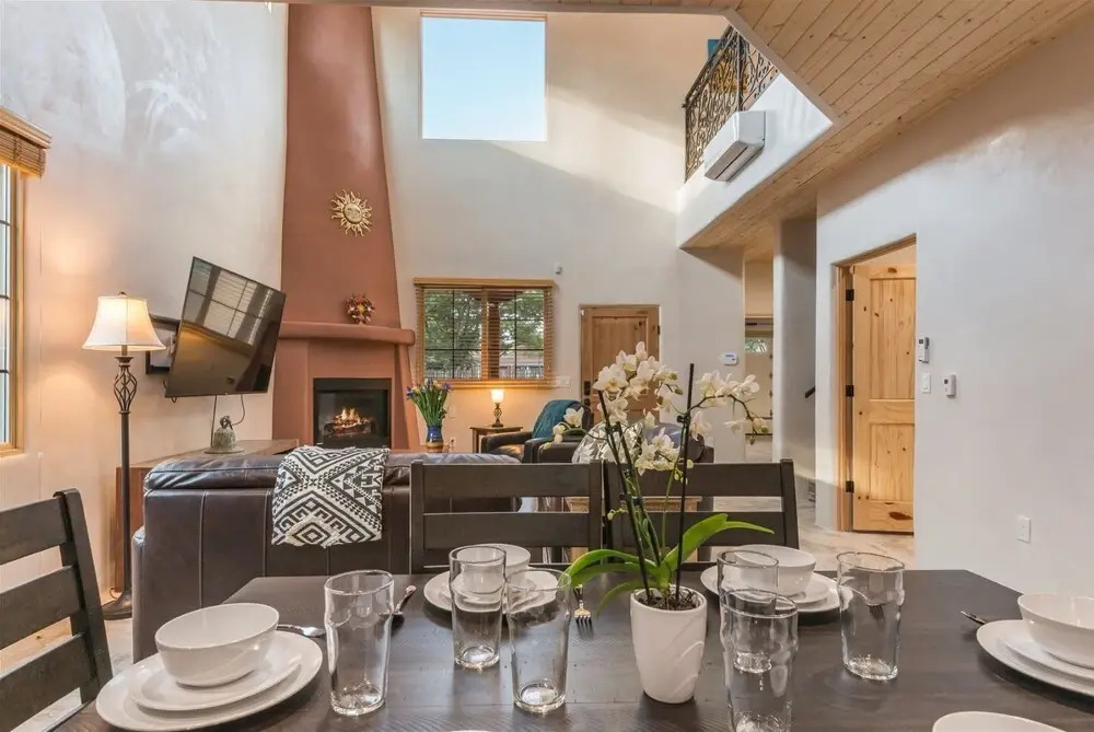 Linda - Stunning Contemporary Home, Walk to The Plaza