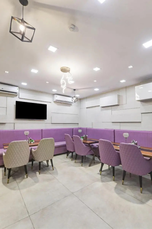 Status By Hotel The Emporio