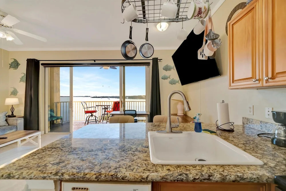 Sunsets Waterview Balcony Queen Bed Heated Pool