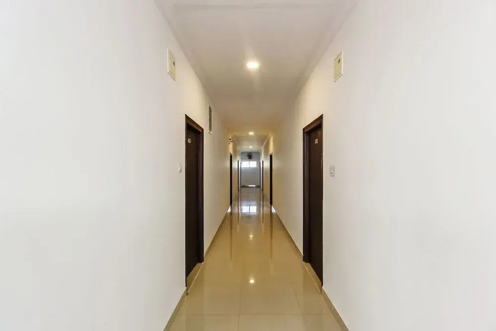 OYO 24993 Royal Inn Hotel