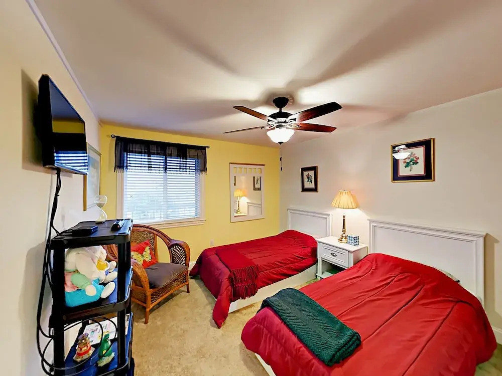 Oceanfront 2br W/ Private Balcony 2 Bedroom Condo