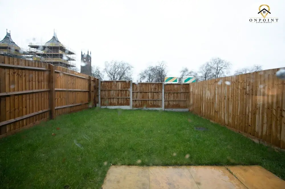 Spacious 3 Bed House with Parking & WiFi