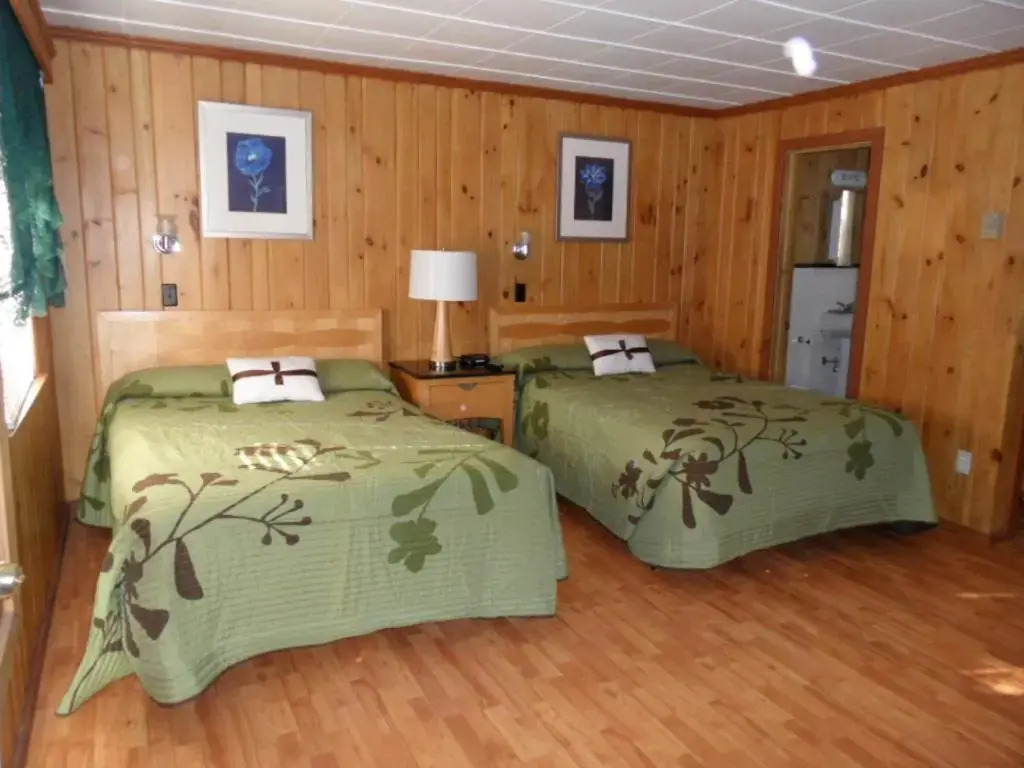 Seven Dwarfs Motel & Cabins