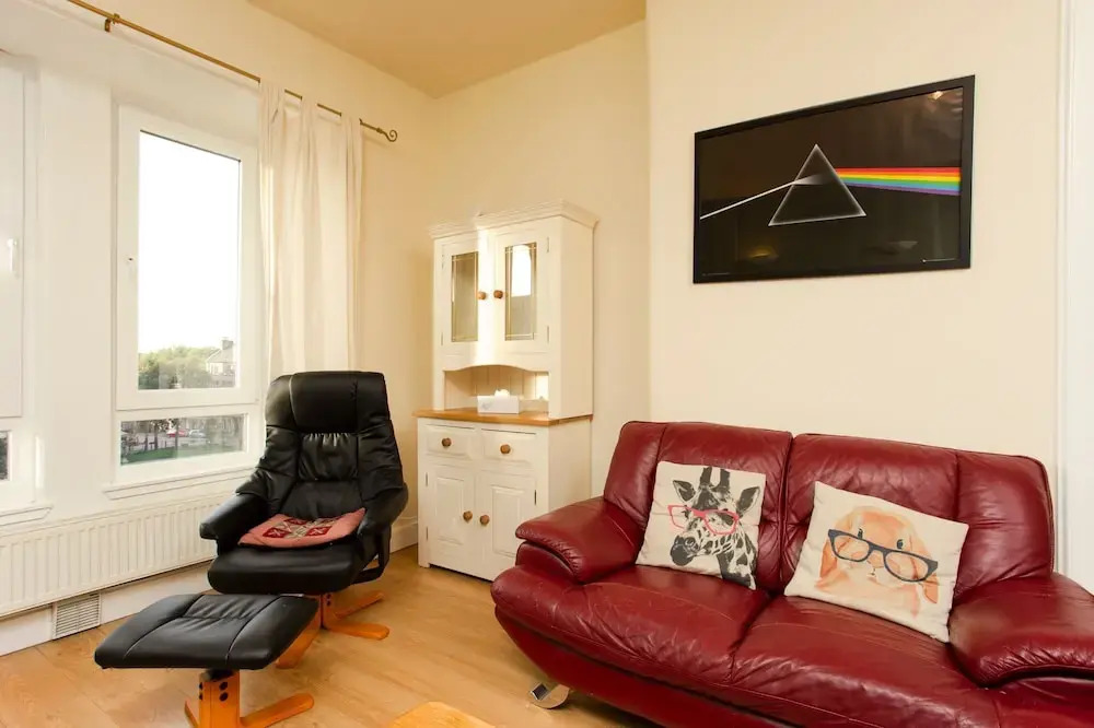 1 Bedroom Apartment Overlooking Park