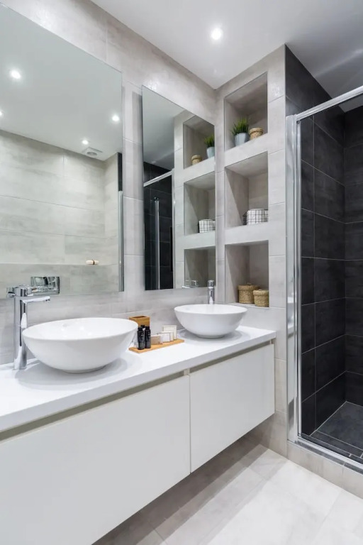 UPSTREET Acropolis Core Bright Modern Apt