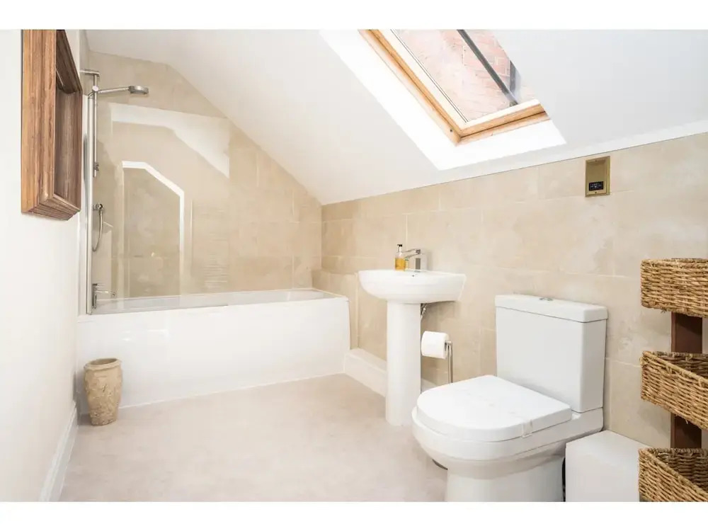 Traditional, Stunning and Spacious 2BR Apt for 4