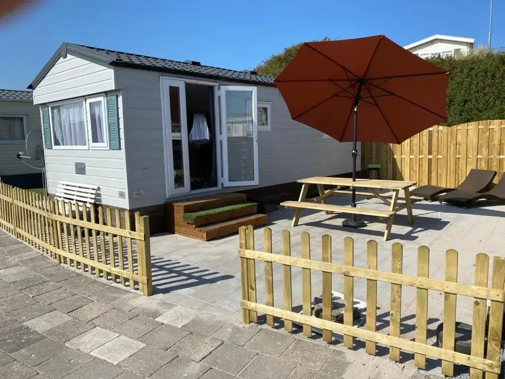 Luxe Chalet op camping Duindoorn, IJmuiden aan Zee, in de buurt van F1 circuit Zandvoort en Bloemendaal op loopafstand strand