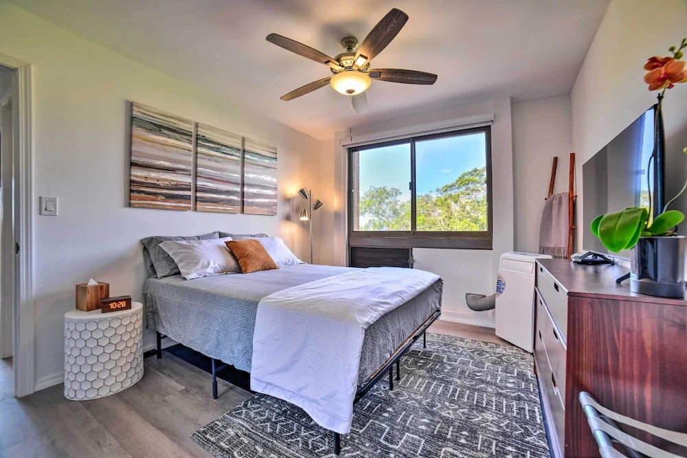 Modern & Cozy Condo Near Beaches w/ Coastal Views