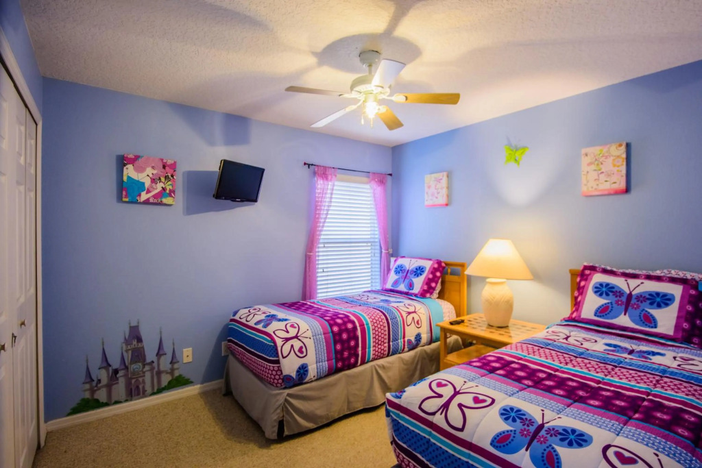 8BR -private swimming pool -gated resort community -suitable for family & group getaways -5 miles to Disney