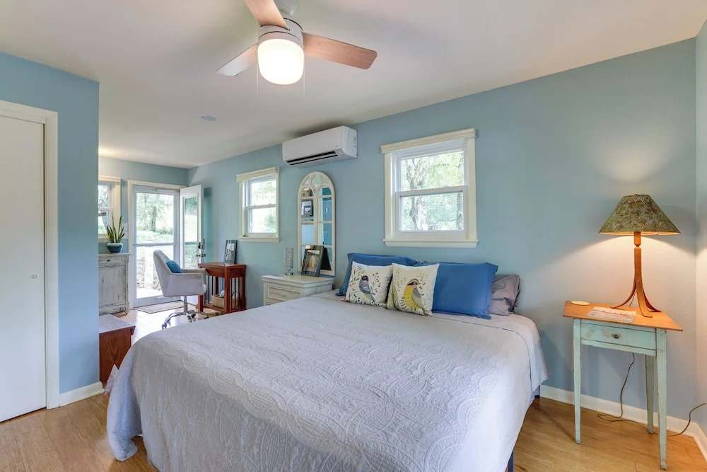 Lakefront Cottage by Little Golden Gate Bridge