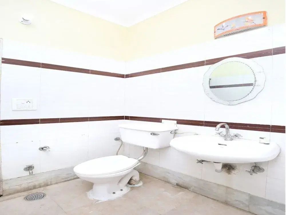 OYO 16441 Hotel Gurjeet