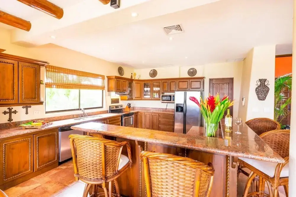Luxurios Beachfront Villa on Flamingo Beach with Daily Maid and Security