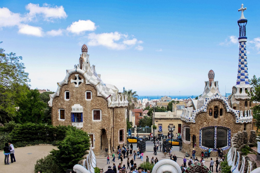 Large Guell Apartment