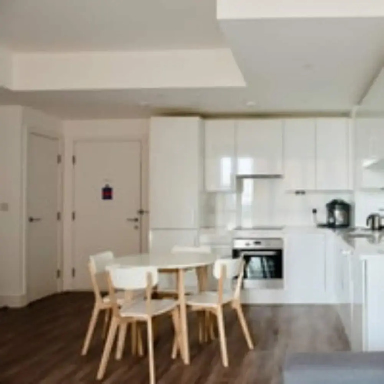 Spacious Flat In London Zone 2 With River Views