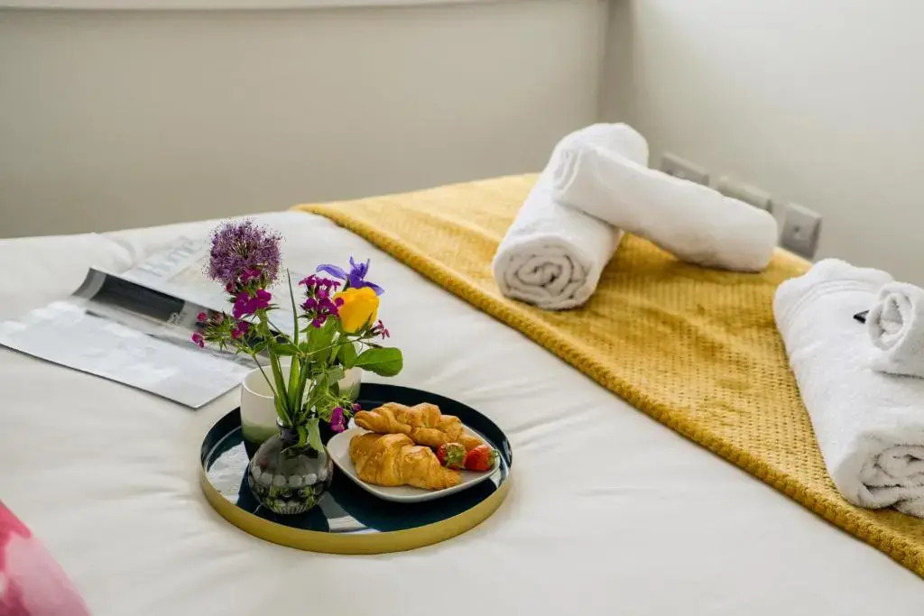 Coventry Luxury Townhouse City Centre Private Parking Sleeps 9 by EMPOWER HOMES rates incl VAT