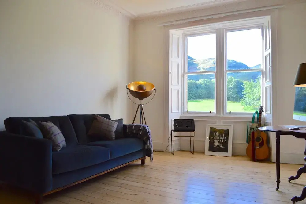 2 Bedroom Flat With Views of Holyrood