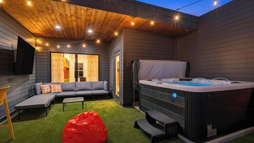 That 70s Show by Avantstay Skyline Views + Rooftop Hot Tub + Bumper Pool Mins to Broadway + Nissan Stadium + Germantown