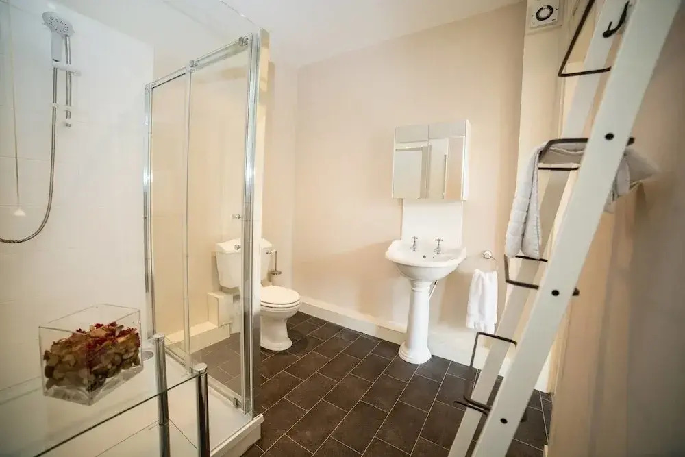 3 Bed Luxury West end Apt - Sleeps 6!