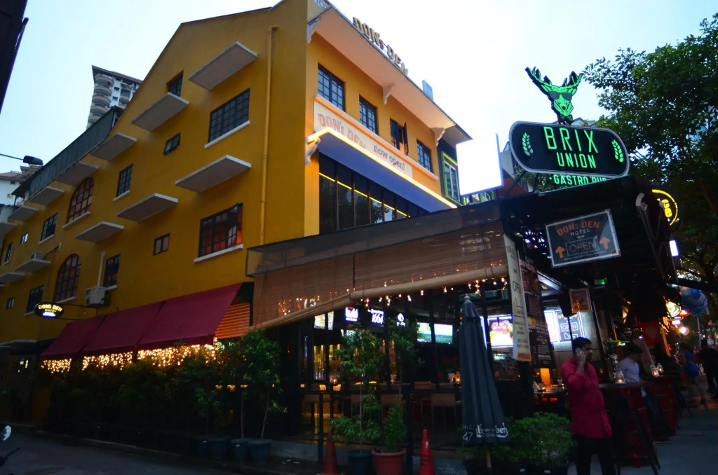 Don's Den Hotel