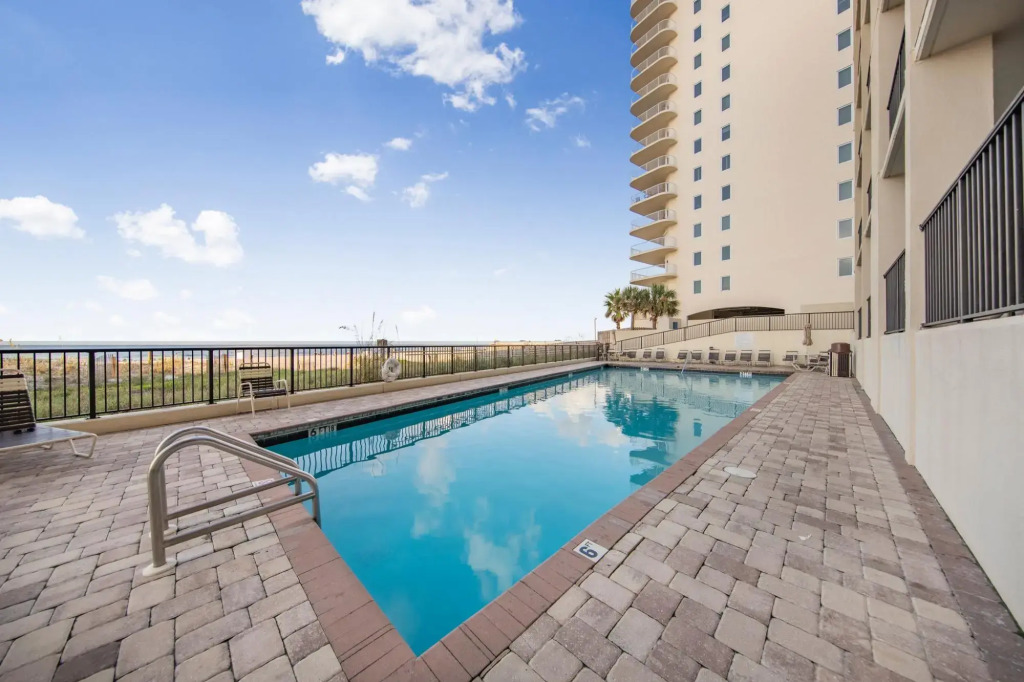 Beachfront condo with wraparound balcony & pools