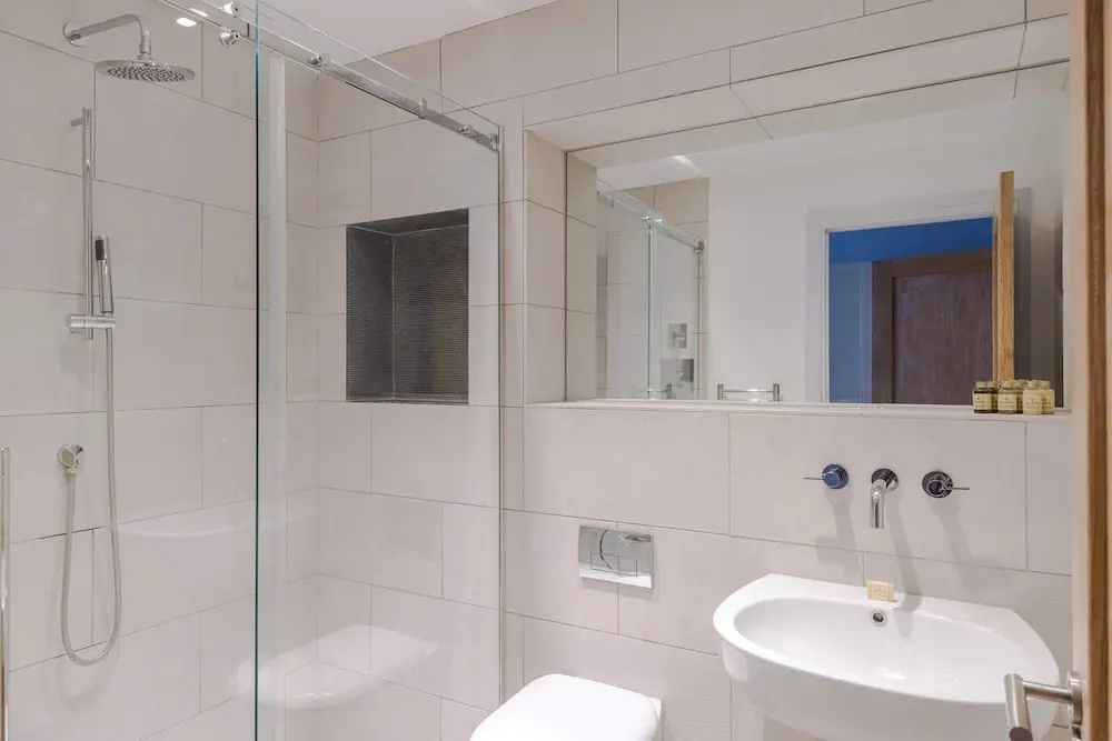 The Eyre Suite Two - Farringdon - by Frankie