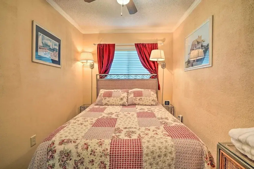 Beachfront Isle of Palms Condo w/ Balcony & Pool!