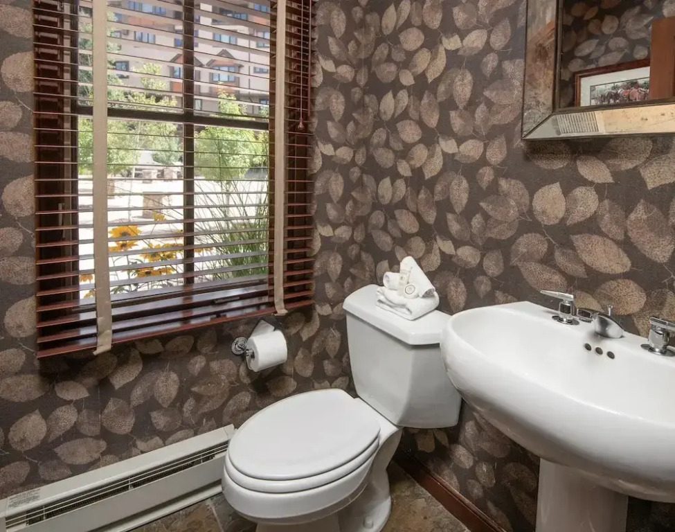 Highlands Slopeside Townhome #18 3 Bedroom Condo by RedAwning