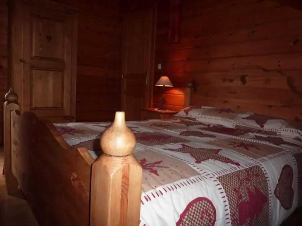 Chalet confortable avec 4 chambres, cheminée, grand terrain, proche pistes et lac - FR-1-589-107