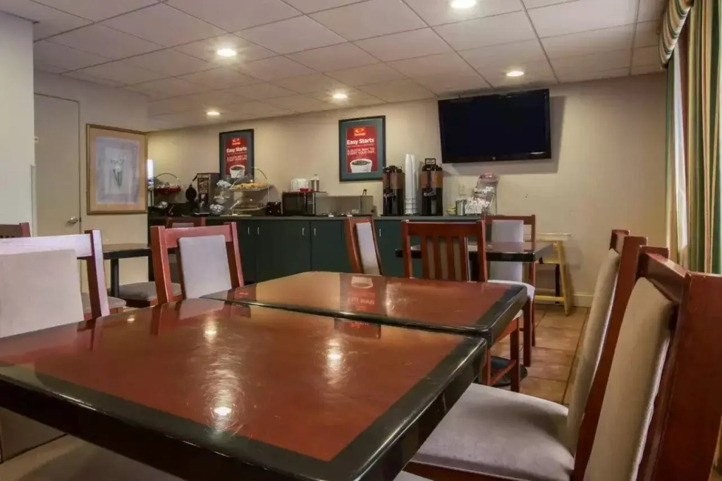 Econo Lodge Inn & Suites Columbus near Fort Benning