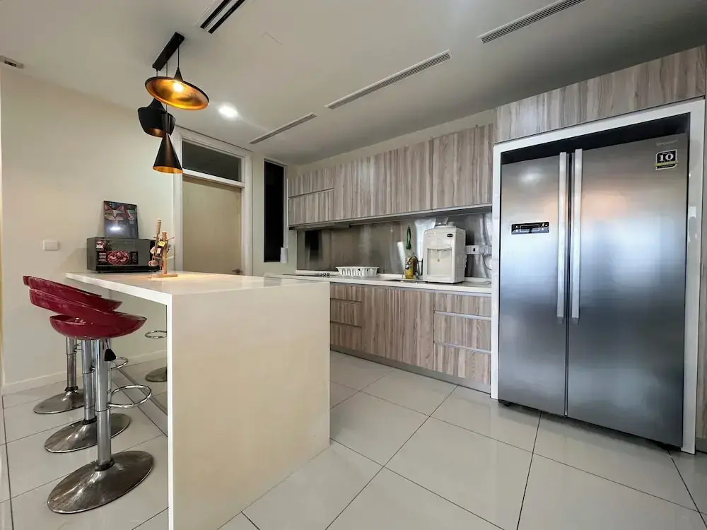 Skyline Luxe 4BR Retreat with En-suite Icon City