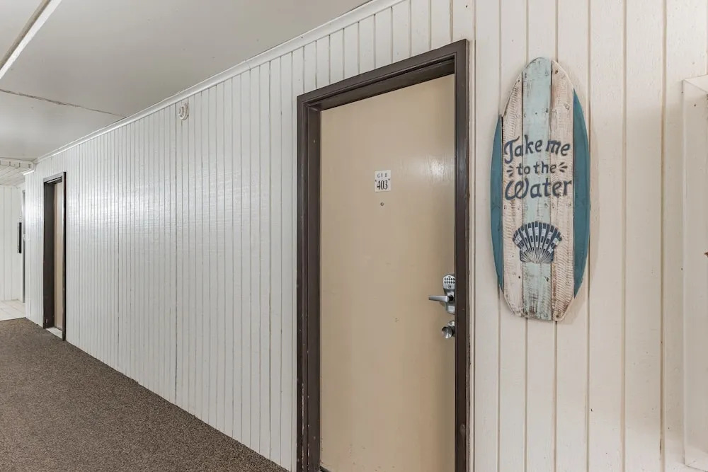 Charming 1 Bedroom, 3 Minute Walk To The Beach Condo by RedAwning