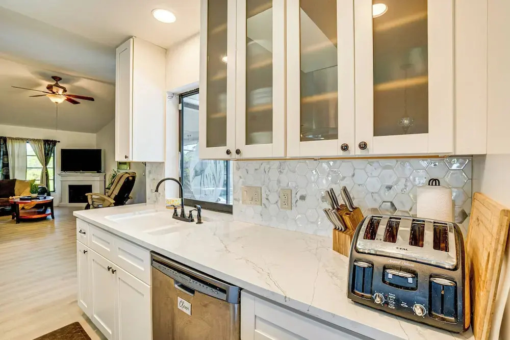 8 Mi Beach: Beautiful Oasis w/ Saltwater Pool