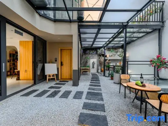 Jingsu Menglan Chunxiao Designer Courtyard Villa (Phoenix Ancient City Range Rover Station Store)