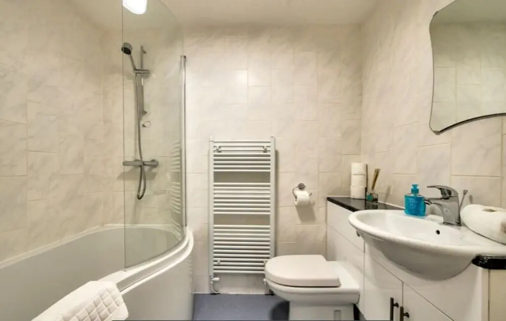 Spacious and Stylish 4-Bed Georgian Apartment