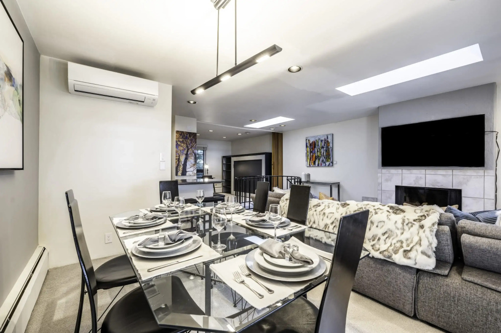 2 BR 3BA Condo - AC, Heated Pool, Walk to Town