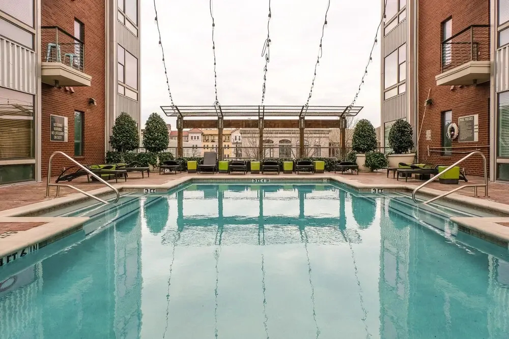 1 BR Uptown Apt close to shopping by Frontdesk